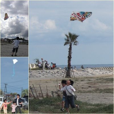 手作りの凧を揚げて楽しむ子供達